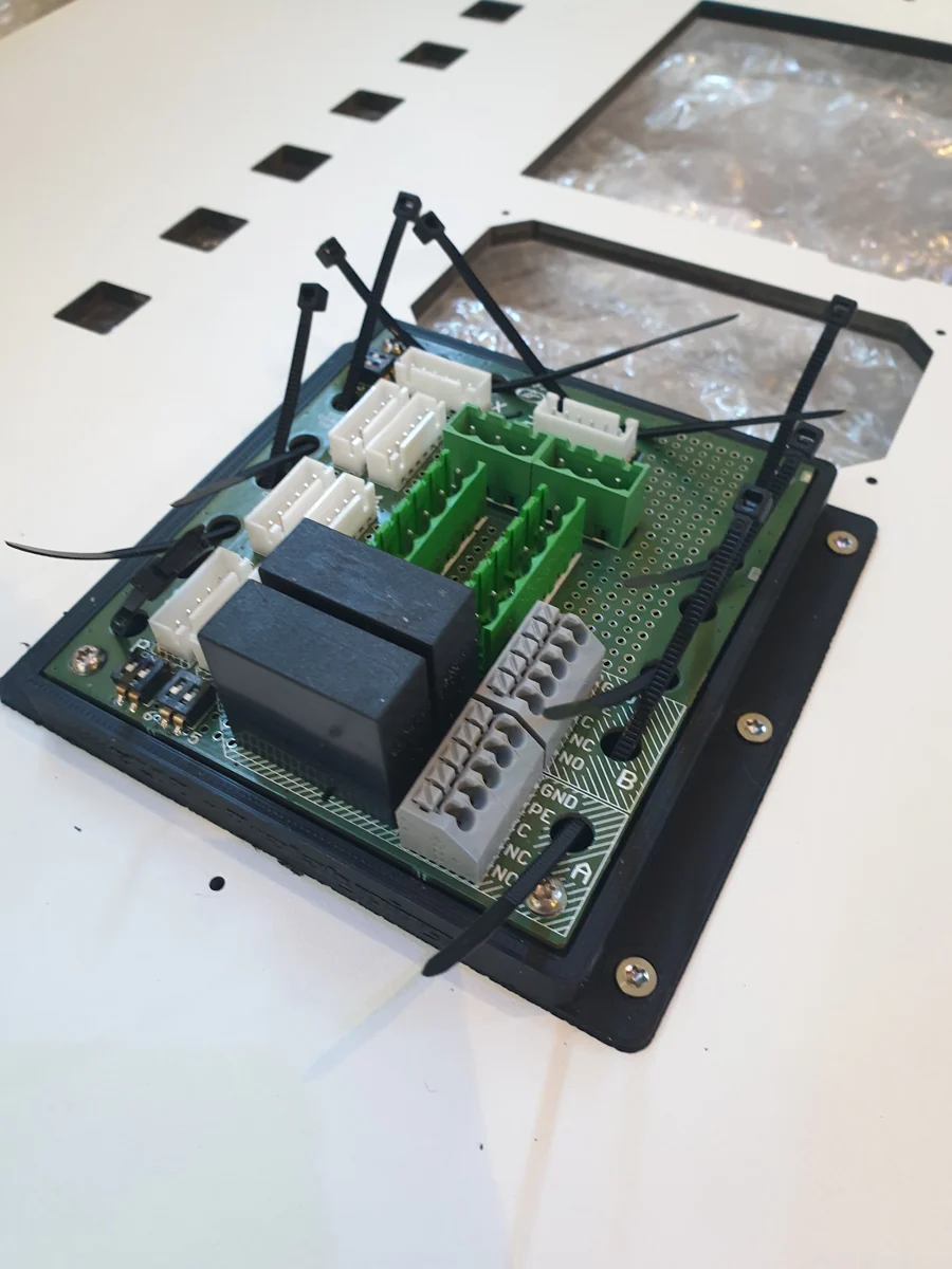 Elektronische Baugruppe mit Relais, Steckverbindern und Halterung