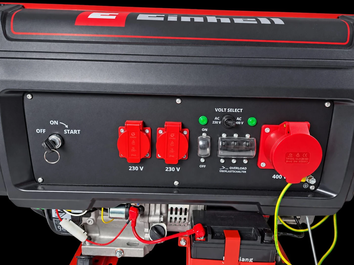 Anschlussfeld des Einhell-Mietgenerators mit 230- und 400-Volt-Steckdosen
