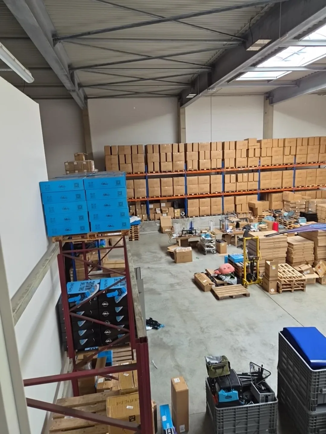 Echte Aufnahme der Lagerhalle in Potsdam-Drewitz mit Palettenregalen und gelagerter Ware
